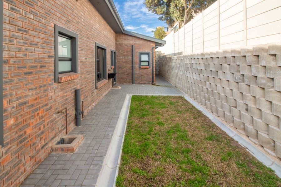 3 Bedroom Property for Sale in Fraaiuitsig Western Cape
